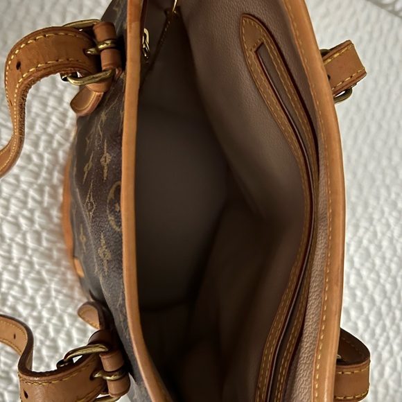 Authentic Louis Vuitton Bucket GM - Picture 4 of 15